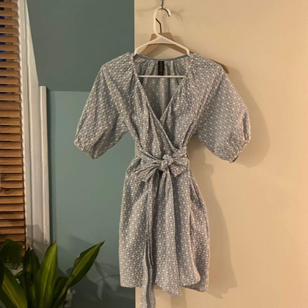 Size XS Minkpink periwinkle and white dress, wrap adjustable waist and pockets!
